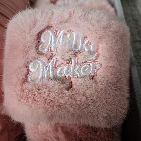 NEW! The Little Milk Bar Birth Box includes Robe (L/XL), Slippers (L), Bath Bomb - Picture 9 of 10